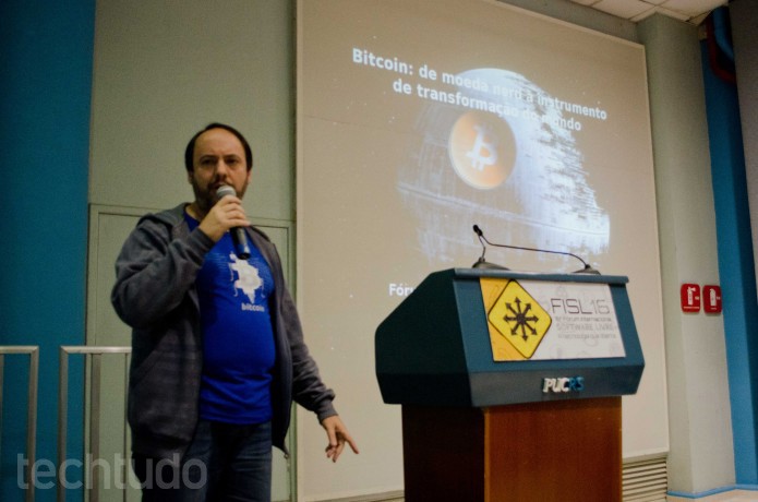 Wladimir Crippa em palestra no FISL: 'Bitcoin pode mudar o mundo de verdade', diz (Foto: Giordano Tronco / TechTudo) Wladimir Crippa em palestra no FISL: 'Bitcoin pode mudar o mundo de verdade', diz (Foto: Giordano Tronco / TechTudo)