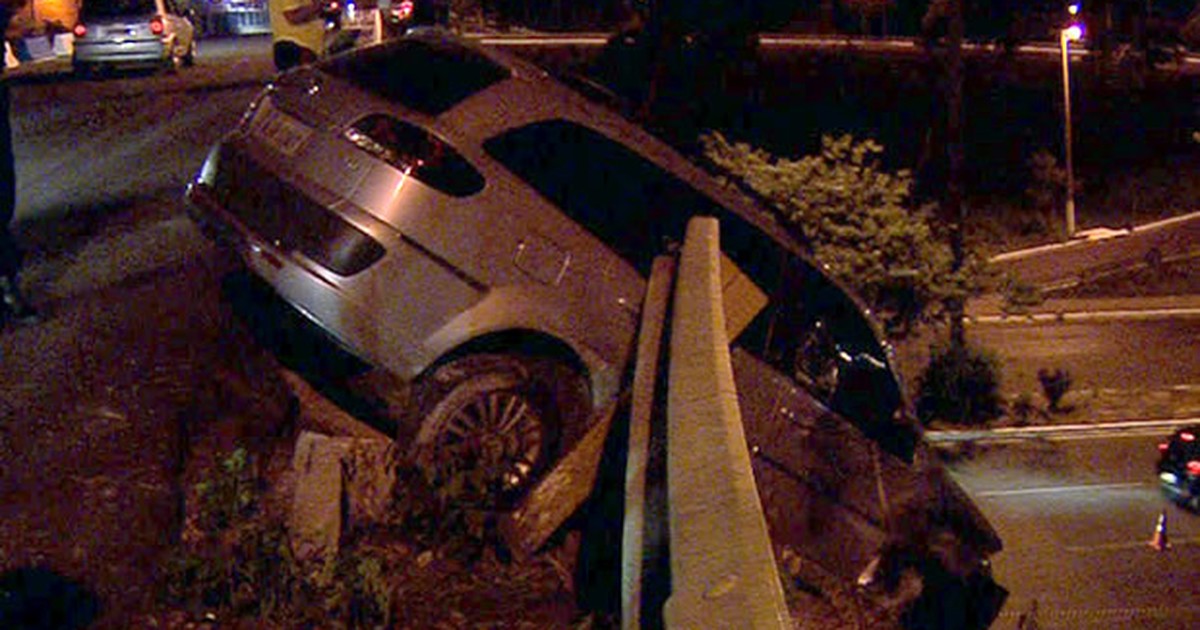 G Motorista Perde Controle E Ve Culo Fica Pendurado Em Viaduto De