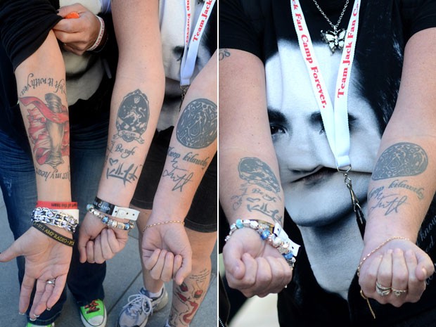 Fãs 'Crepúsculo' acampados dias antes da pré-estreia de 'Amanhecer - Parte 2' em Los Angeles mostram tatuagens inspiradas na saga (Foto: AFP/Joe Klamar)