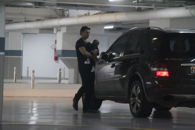 Murilo Rosa e filhos no estacionamento de shopping (Foto: Delson Silva / Agnews)