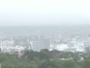 Coberto de neblina, aeroporto de Vitória da Conquista fecha por 1h30  (Foto: Reprodução/TV Bahia)