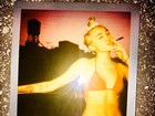 De biquíni, Miley Cyrus posa fumando cigarrinho suspeito
