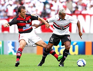 Petkovic e Marcelinho Paraíba brigam pela bola (Foto: Ivo Gonzalez/O Globo)