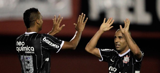 Elton Emerson gol Corinthians (Foto: Reuters)