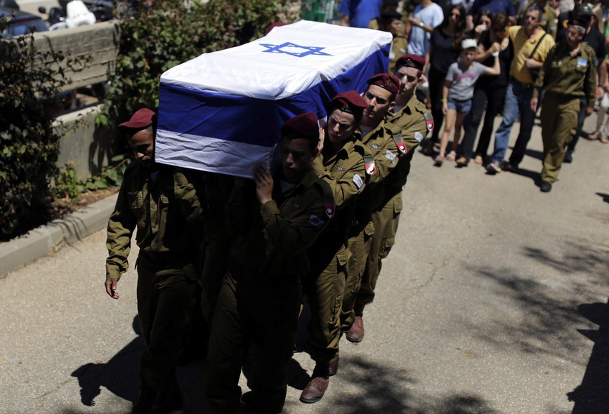 Soldados israelenses carregam corpo de soldado morto durante confronto na Faixa de Gaza entre Israel e o Hamas