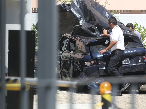 Veículo da atriz Isis Valverde, de 26 anos, que envolveu-se em um acidente na madrugada desta sexta- feira  (Foto: Xande Nolasco/Estadão Conteúdo)