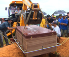 Trator ajuda a sepultar homem de 350 kg (TV Sergipe/Reprodução)
