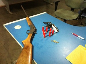 Armas foram apreendidas e o proprietário detido. (Foto: Valdivan Veloso/G1)