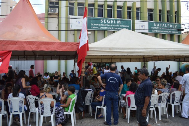 Servidores ocupam sede da Secretaria Municipal de Administração de Natal (Foto: Divulgação/Sinsenat)