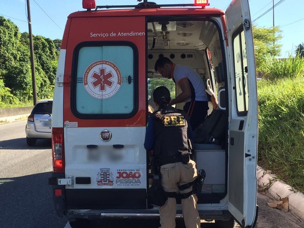 G1 Acidente na BR 230 entre carro e moto deixa feridos em João Pessoa