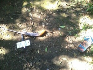 Arma, celular e chinelos foram encontrados em local onde homem foi encontrado morto (Foto: Divulgação/BM)