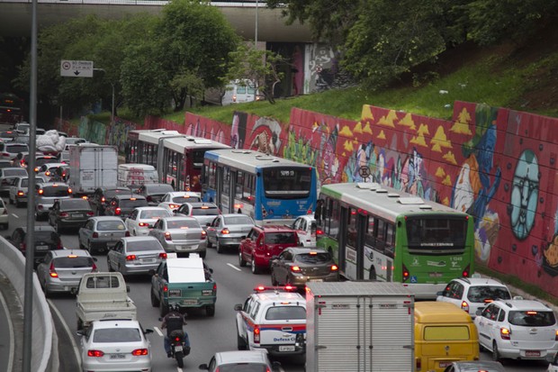 Trânsito de São Paulo na Avenida 23 de Maio sentido Centro (Foto: Oswaldo Corneti / Fotos Públicas)