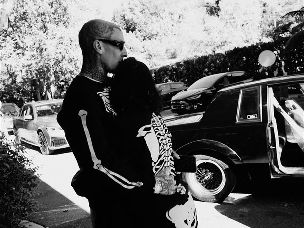 Kourtney Kardashian dá carro para Travis Barker (Foto: Reprodução/Instagram) Kourtney Kardashian dá carro para Travis Barker (Foto: Reprodução/Instagram)