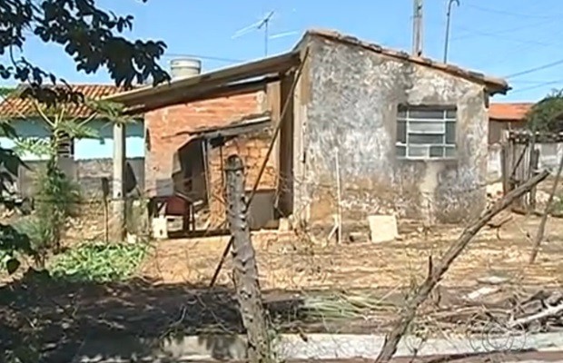 Corpo do idoso foi encontrado dentro da casa em que ele morava, em Ipameri (Foto: Reprodução/TV Anhanguera)