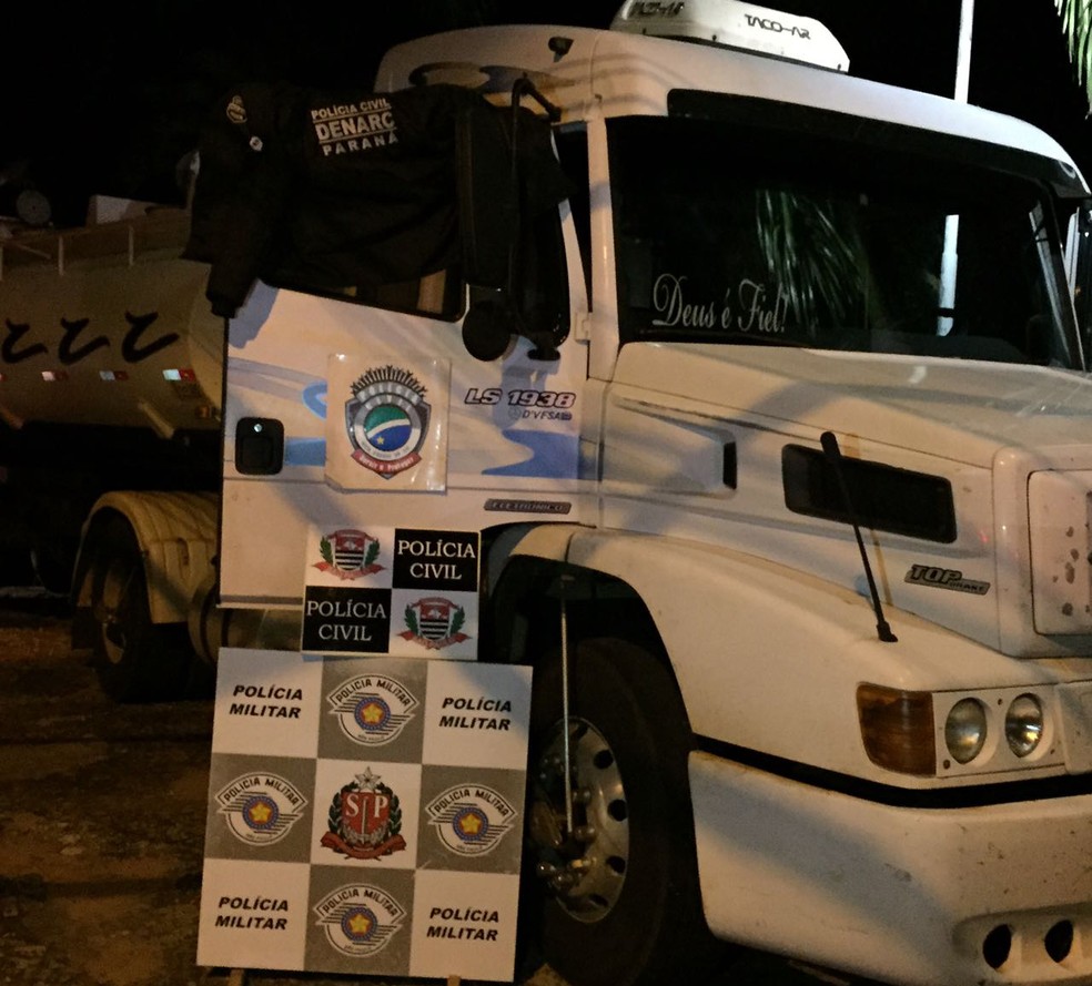 Armas, drogas e munições estavam em um fundo falso de um caminhão (Foto: Polícia Civil/Cedida)