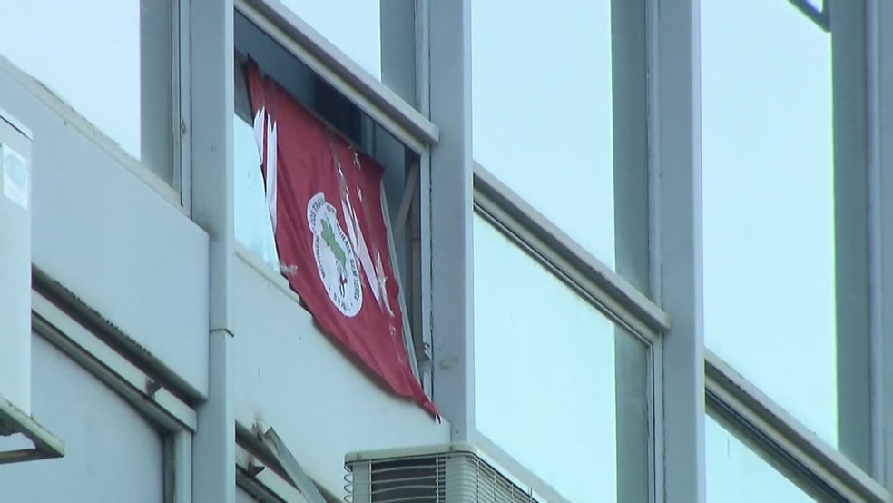 Bandeira dos manifestantes na janela do Ministério da Fazenda (Foto: TV Globo/Reprodução)