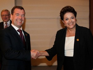 Dilma e o primeiro-ministro da Rússia, Dmitri Medvedev, em encontro dos Brics em abril, na China (Foto: Roberto Stuckert Filho/PR)