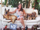 Susana Vieira posa com seus seis cachorros em entrevista para a TV