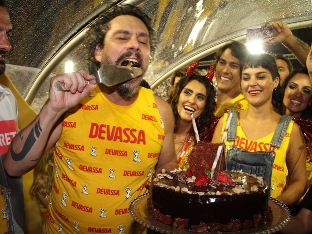 Alexandre Nero devorando o bolo de aniversário (Foto: Cleomir Tavares/Divulgação)