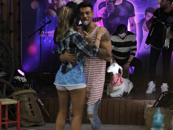 Lucas Lucco dança coladinho com Ana Paula Guedes (Foto: Fabiano Battaglin / Gshow)