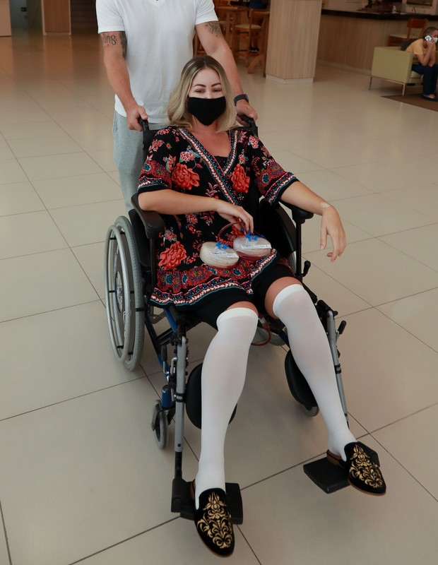 Carol Narizinho deixa hospital após lipo (Foto: Francisco Cepeda/AgNews)