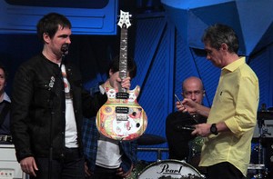 Vote no vídeo que merece ganhar a guitarra autografada (TV Globo/Altas Horas)