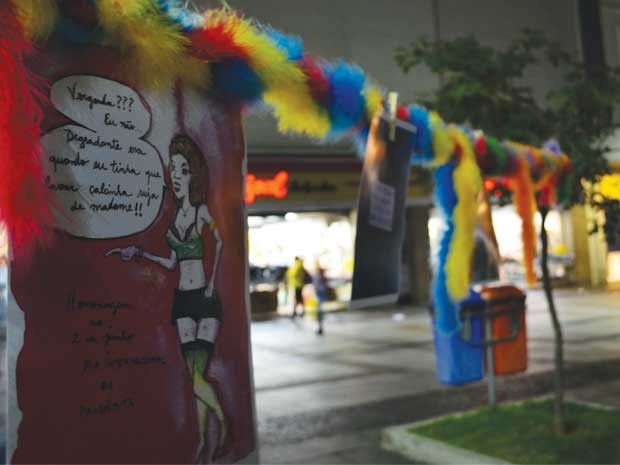 Profissionais do sexo de Campinas fazem desfile em praça pública para pedir liberdade de trabalhar durante a Copa (Foto: Virgginia Laborão / G1) Profissionais do sexo de Campinas fazem desfile em praça pública para pedir liberdade de trabalhar durante a Copa (Foto: Virgginia Laborão / G1)