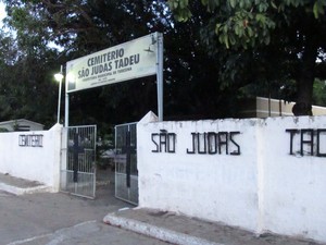 Namorados se conheceram e trabalham juntos no Cemitério São Judas Tadeu, em Teresina (Foto: Catarina Costa/G1)