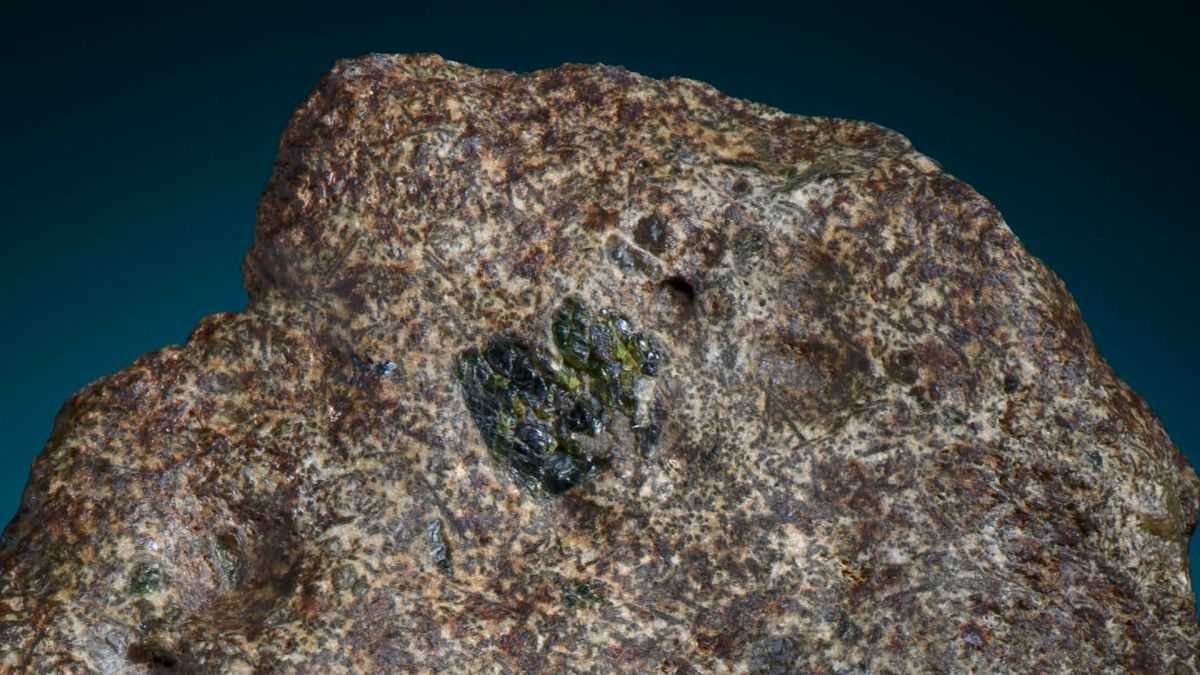 Para os pesquisadores, o meteorito provavelmente pertencia à crosta de um protoplaneta, isto é, um planeta em seus estágios iniciais de formação (Foto: Maine Mineral and Gem Museum/Darryl Pitt)
