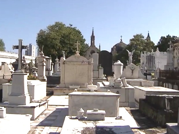 Direção do cemitério Campo Santo espera que 25 mil pessoas passem pelo local no Dia de Finados (Foto: Reprodução/TV Bahia)