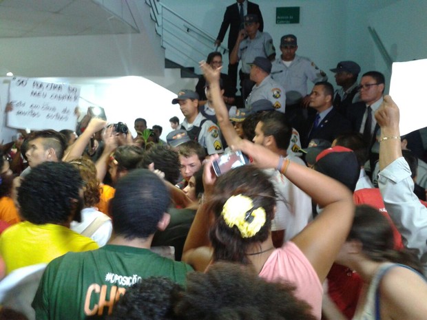 Manifestantes tentaram entrar e foram barrados na escada de acesso à galeria da Assembleia (Foto: Renê Dióz/ G1)