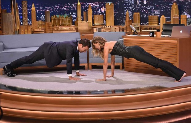 Gisele Bündchen e Jimmy Fallon fazendo flexões (Foto: Getty Images)