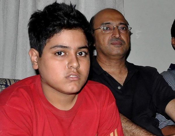 Mustafah, de 13 anos, foi resgatado nesta segunda (Foto: AFP)