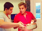 Edson Celulari cozinha 'comidinhas orgânicas' ao lado do filho, Enzo