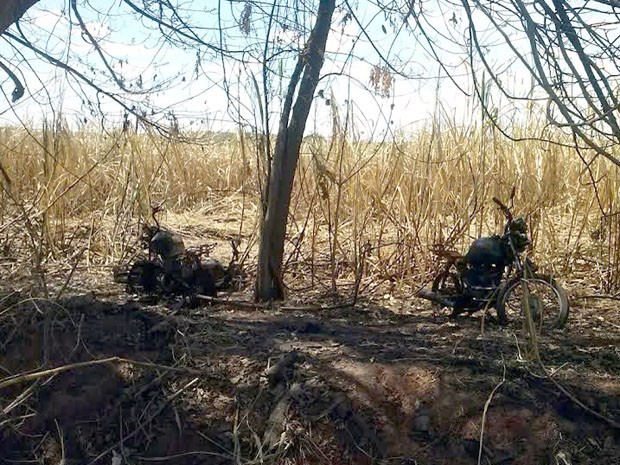 Motocicletas foram encontradas queimadas em um canavial (Foto: Polícia Militar/Cedida)