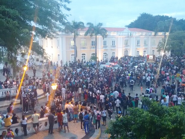 Estudantes protestam em frente à Prefeitura de São Luís (Foto: G1)
