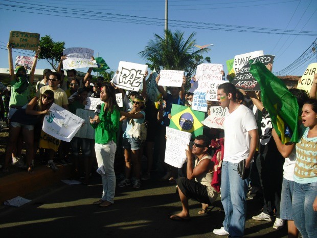 Grupo protesta contra gastos da Copa e contra corrupção (Foto: Gioras Xerez/G1)
