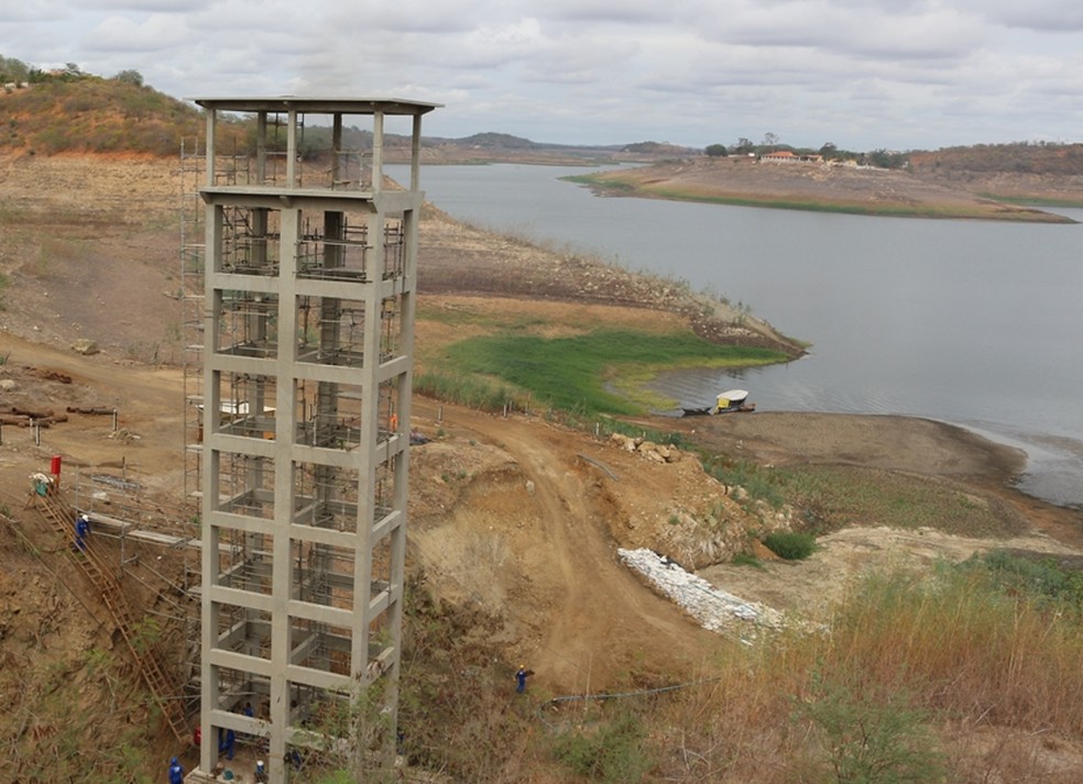 Torre construída para calcular volume já está totalmente descoberta pela água do açude de Boqueirão, na Paraíba (Foto: Artur Lira /G1)