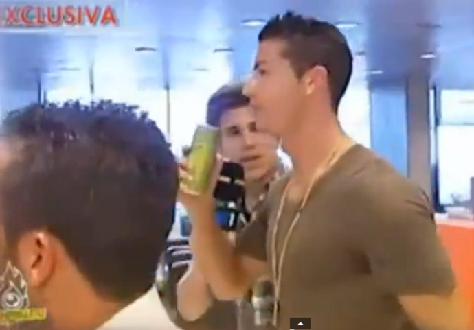 Frame - Cristiano Ronaldo oferece bebida repórter