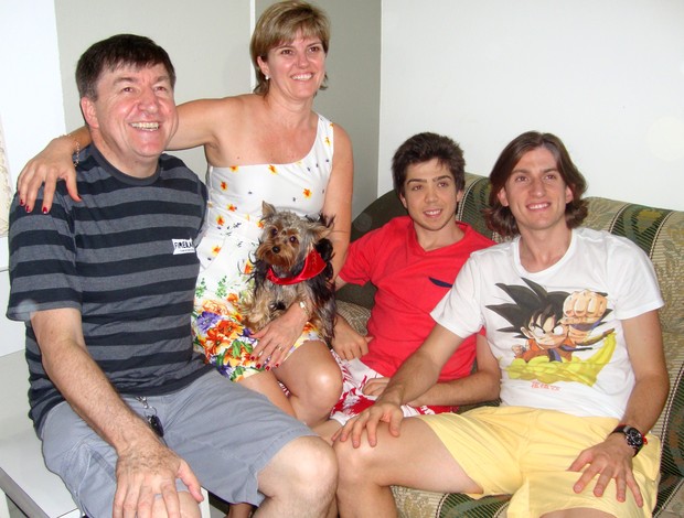 Filipe Luis com os pais e o irmão em Jaraguá do Sul (Foto: Arquivo pessoal)