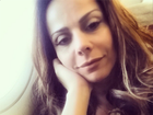 Viviane Araújo mostra carinha de sono e decote durante voo