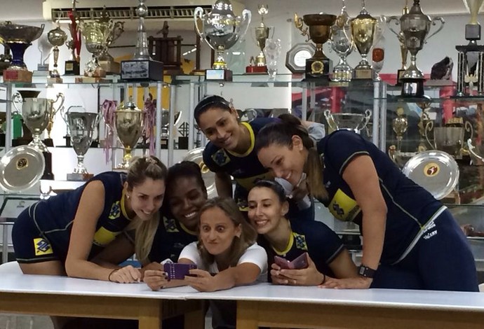 Fabi com as jogadoras da seleção brasileira em Saquarema (Foto: Divulgação)