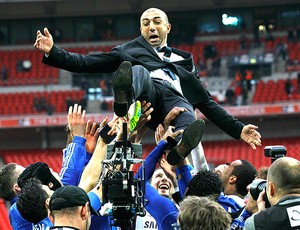 Roberto Di Matteo comemora título do Chelsea (Foto: AP)