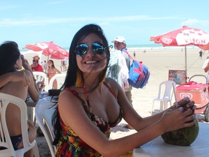 A estudante Layanne Melo é aproveita as praias no PIauí (Foto: Ellyo Texeira / G1)