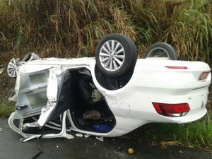 Carro onde estavam pai e filho capotou após colisão (Foto: Divulgação/PRF)