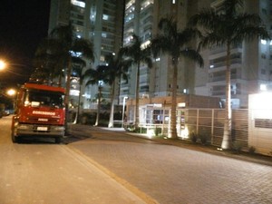 Bombeiros foram chamados para verificar rachaduras em prédio de São José dos Campos (Foto: Joana Isabel Tavares )