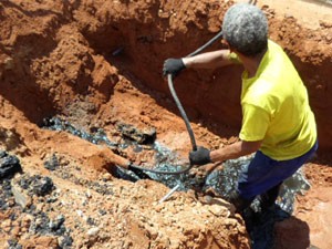 Operário trabalha na desobstrução da rede de água em Estiva Gerbi (SP) (Foto: Jean Carlos Coli)