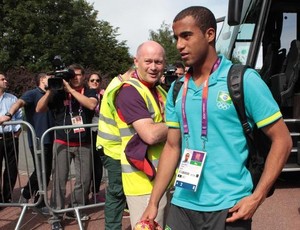 Lucas na chegada da seleção a Manchester (Foto: Rafael Ribeiro/CBF)