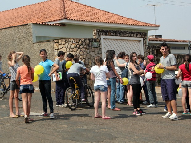 Amigos e parentes se reuniram para recepcionar a jovem (Foto: Jéssica Balbino / G1)