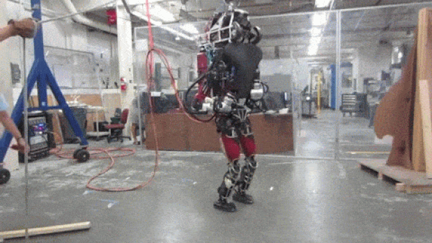 Robô da Universidade Carnegie Mellon (CMU) e do Instituto Politécnico de Worcester (WPI) recebe chute e não perde o equilíbrio. (Foto: Divulgação/YouTube)